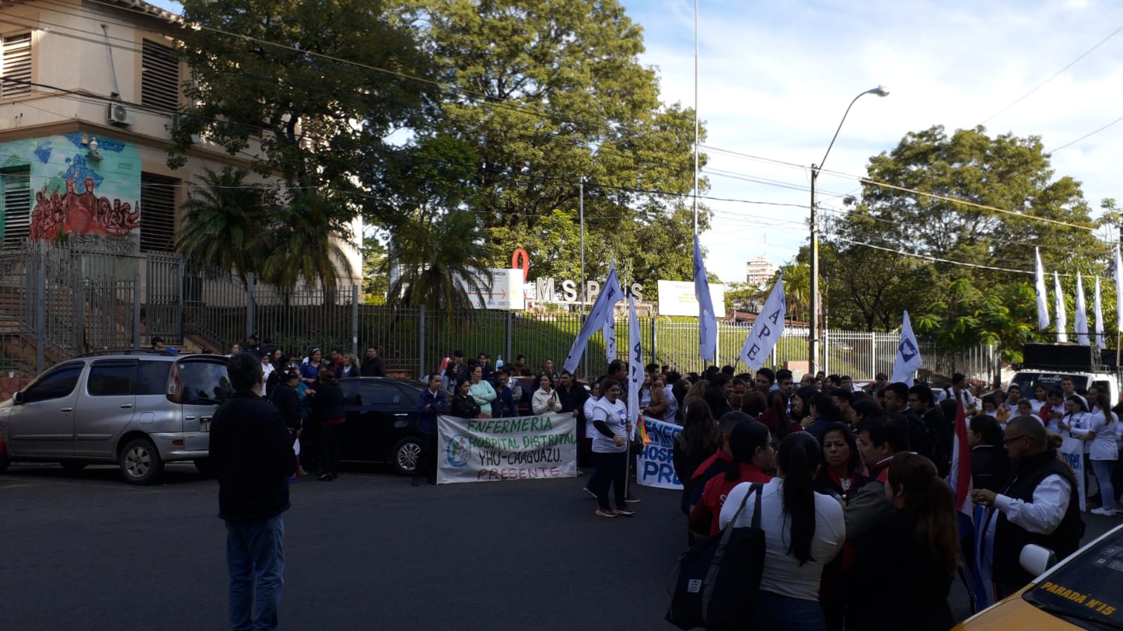 Gremio de enfermería cierra la avenida Pettirossi