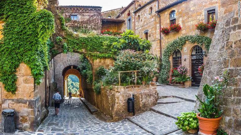 ¿Es cierto que ciudades italianas ofrecen “pagos” a extranjeros para que vayan a vivir allí?