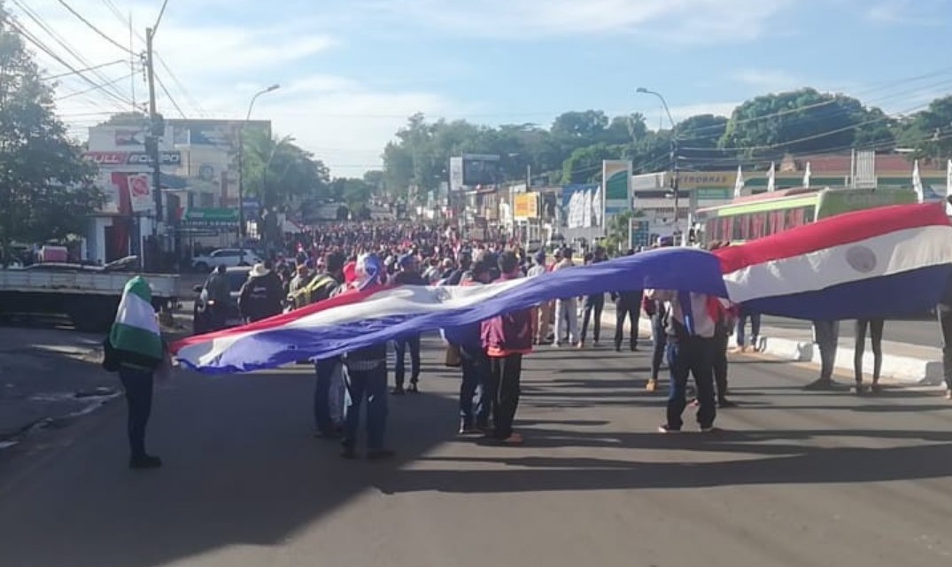 Manifestantes sitian Eusebio Ayala, en inmediaciones del TSJE