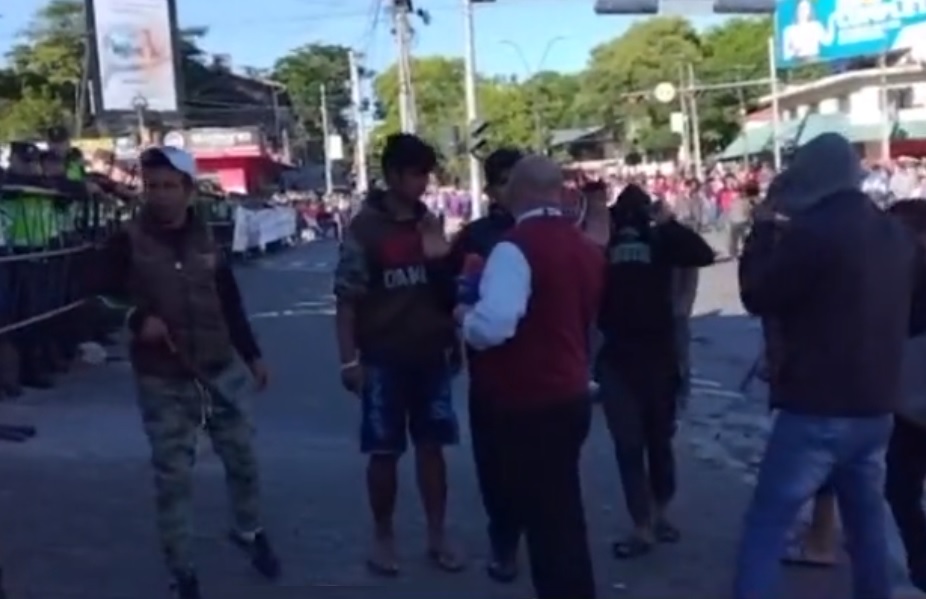 Periodista fue increpado por manifestantes payistas: “No tiene justificativo la reacción de esta gente”