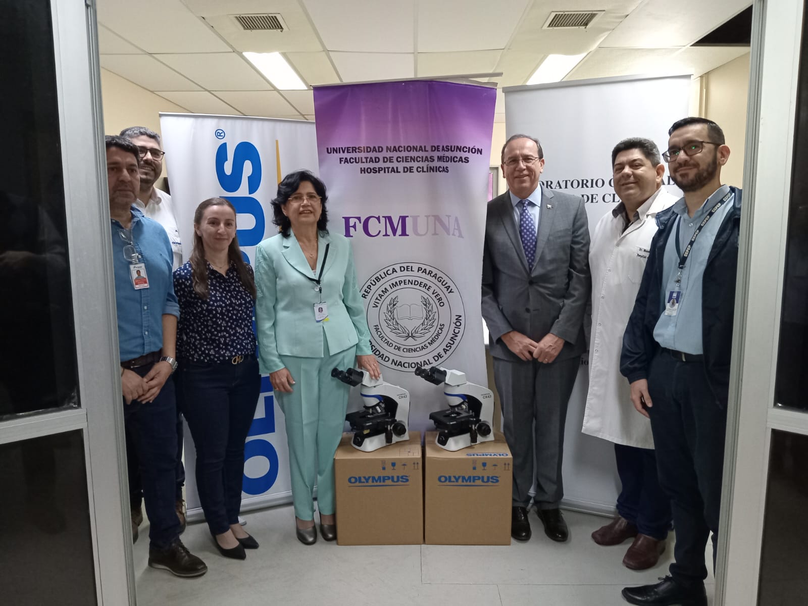 Itaipú donó equipos de microscopio para Laboratorio Central de Hospital de Clínicas
