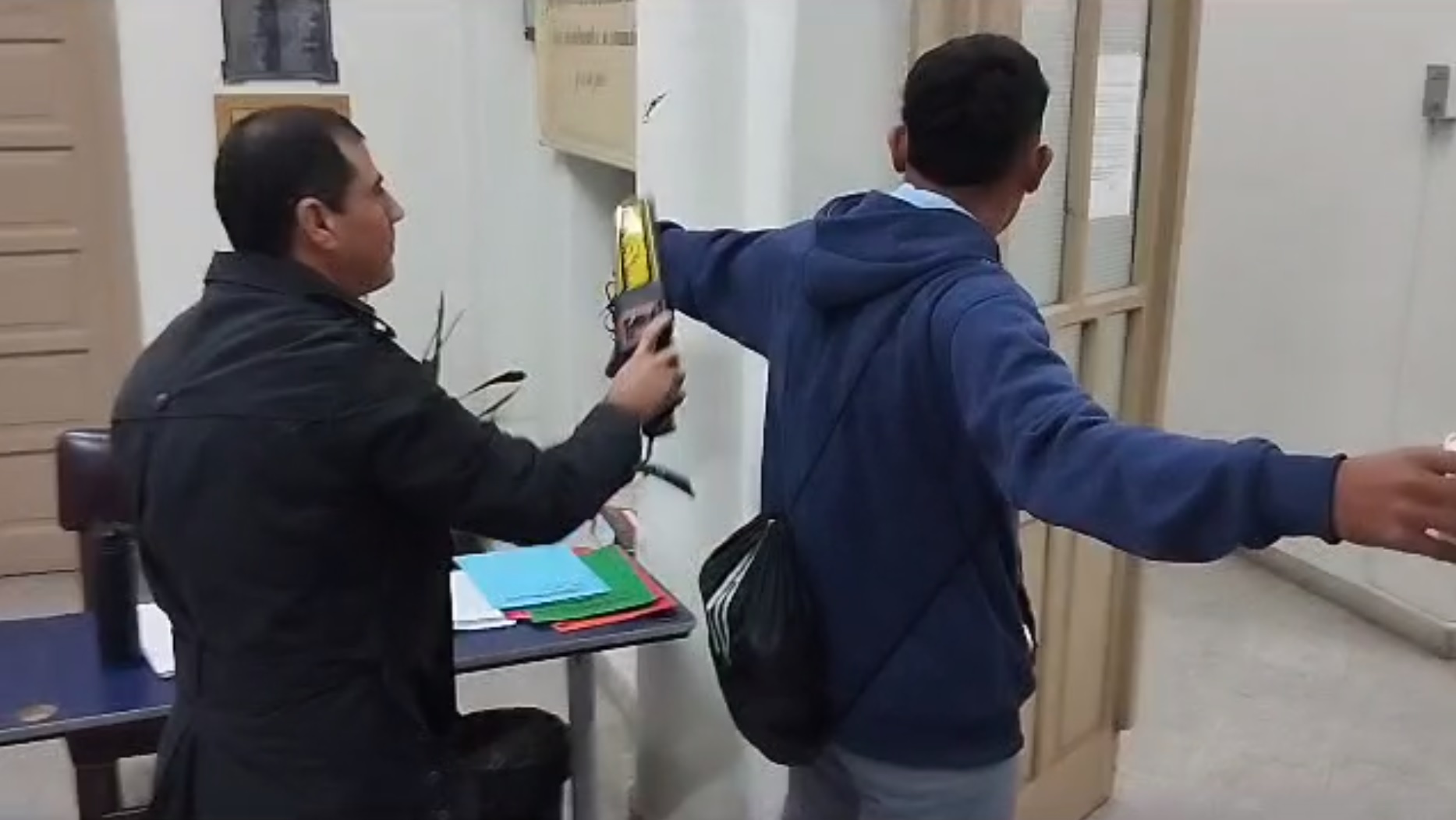 El primer colegio de Asunción que implementa detector de metales