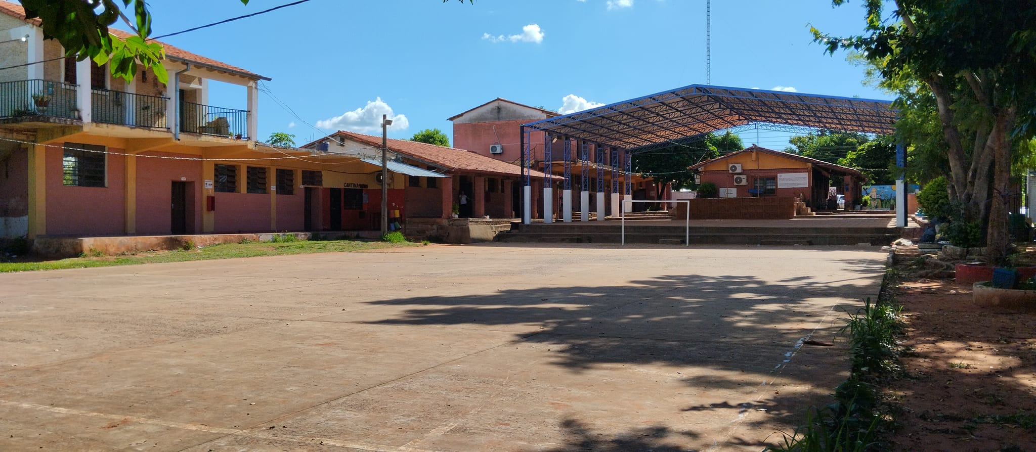 Colegio adelanta su horario de entrada por precaución ante amenaza de adictos