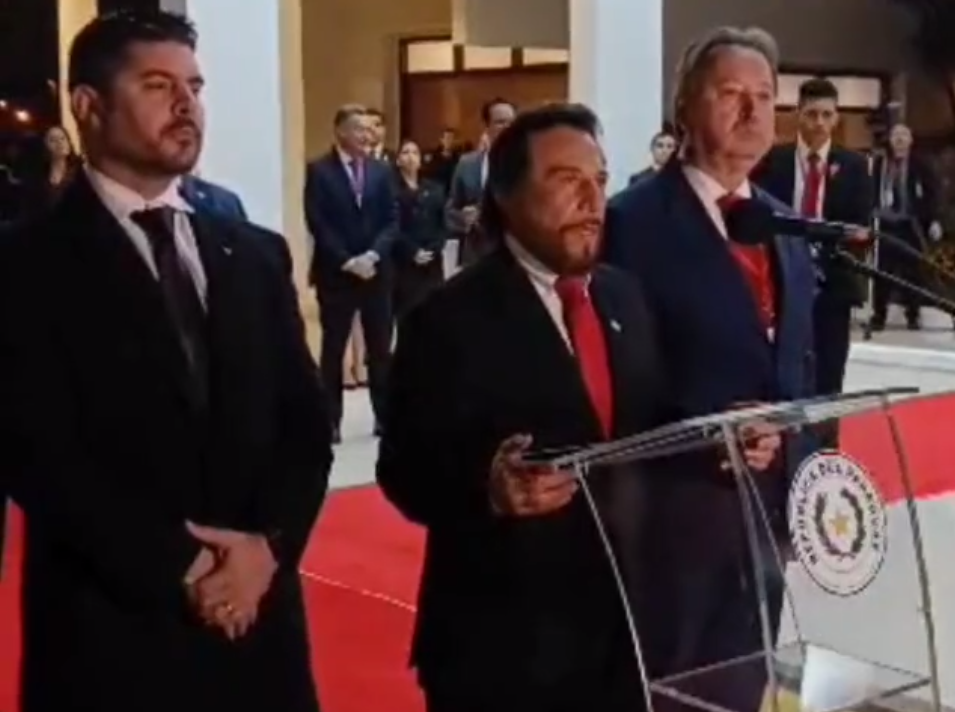 Vicepresidente de El Salvador llegó a Paraguay para presenciar el traspaso de mando