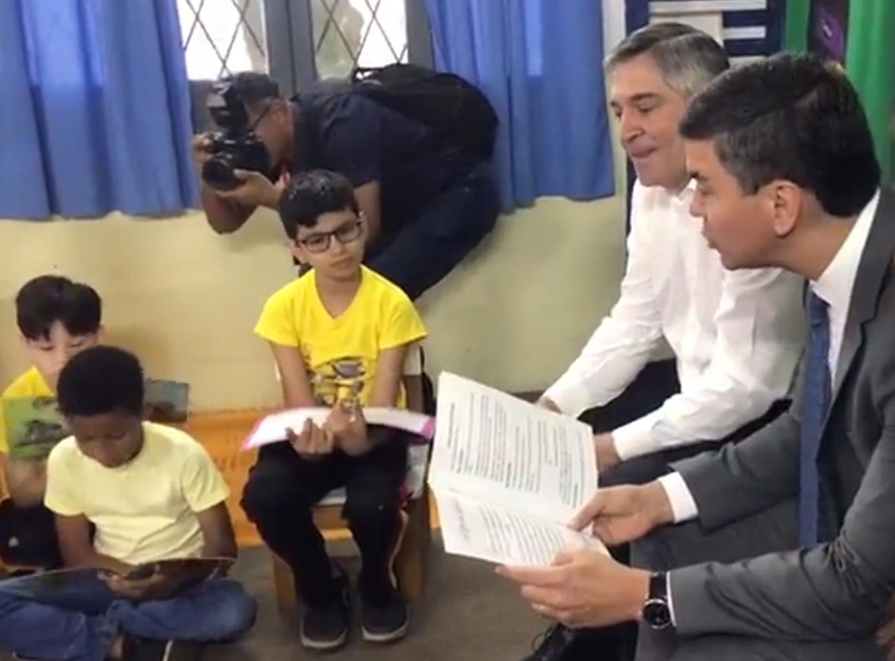 Santiago Peña lee cuentos a los niños