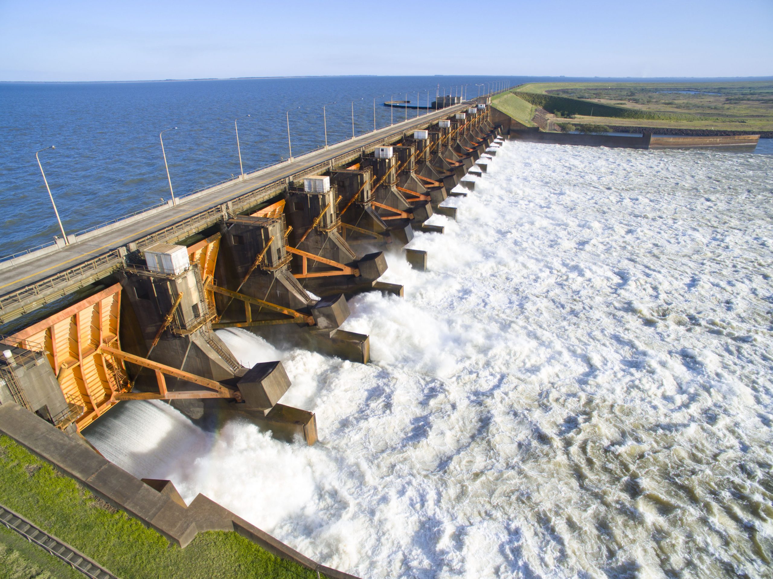 Autoridades de EBY y ANDE coordinan uso de 100% de energía eléctrica