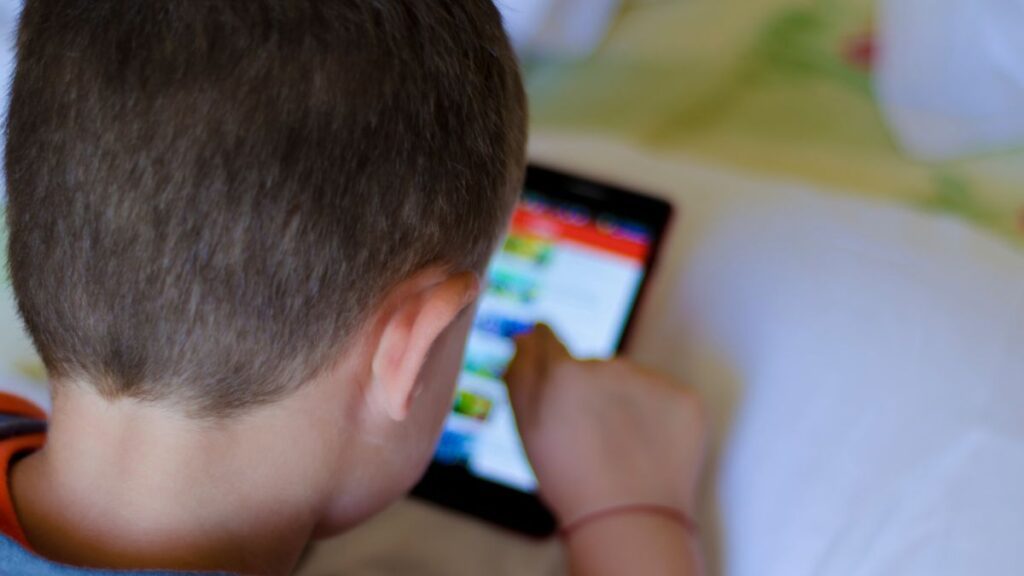 ¿Cómo afecta el uso de celulares a temprana edad? “Llega un punto en que la vida no tiene sentido”, sostiene psicólogo