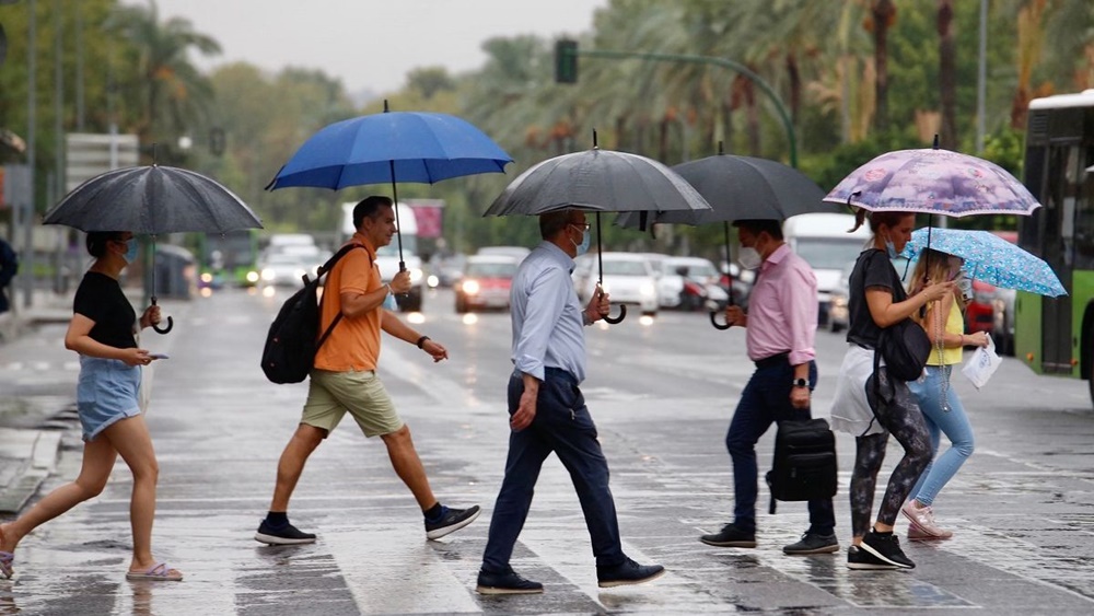 Día cálido con lluvias dispersas