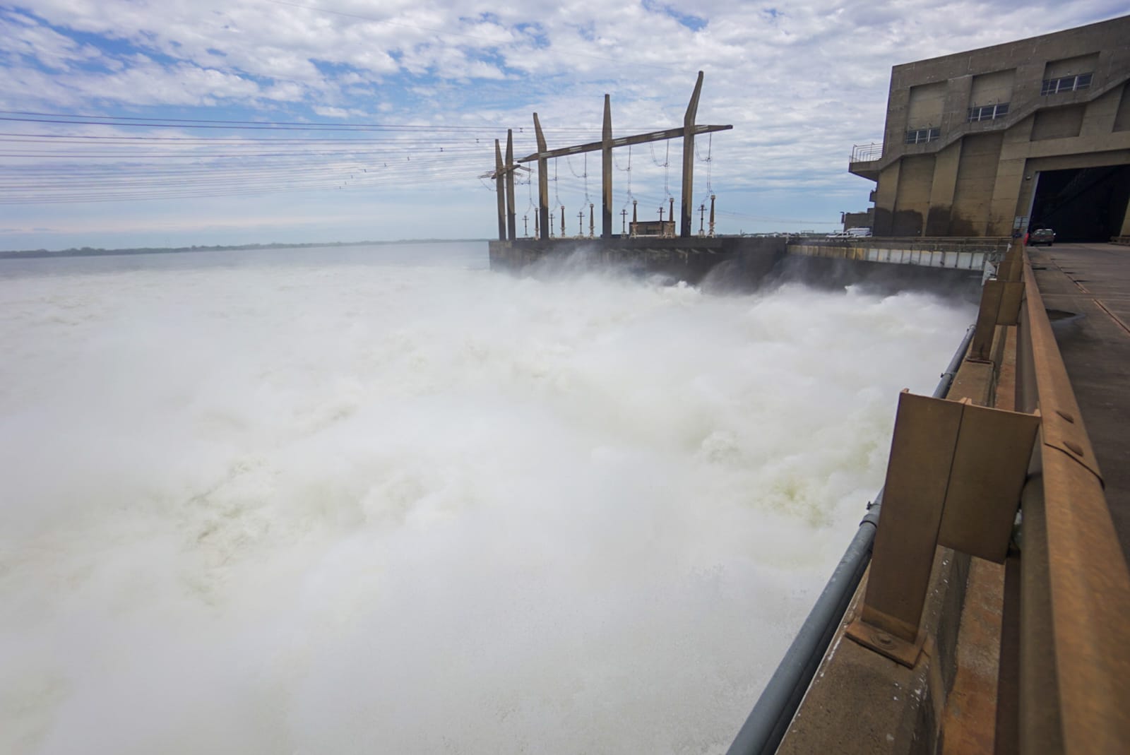Yacyretá abrió compuertas por exceso de agua