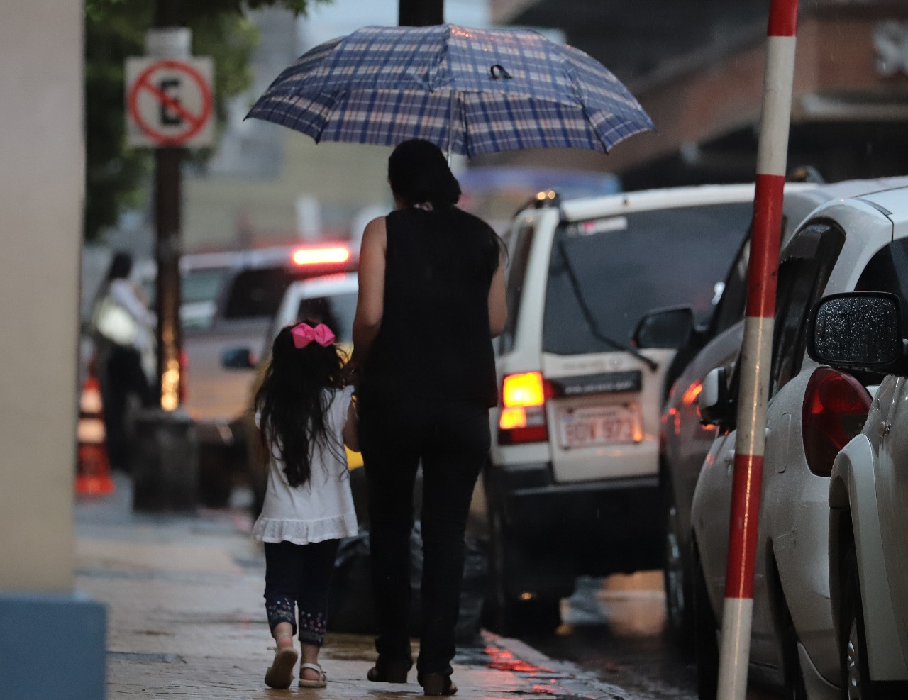Meteorología anuncia día caluroso con lluvias