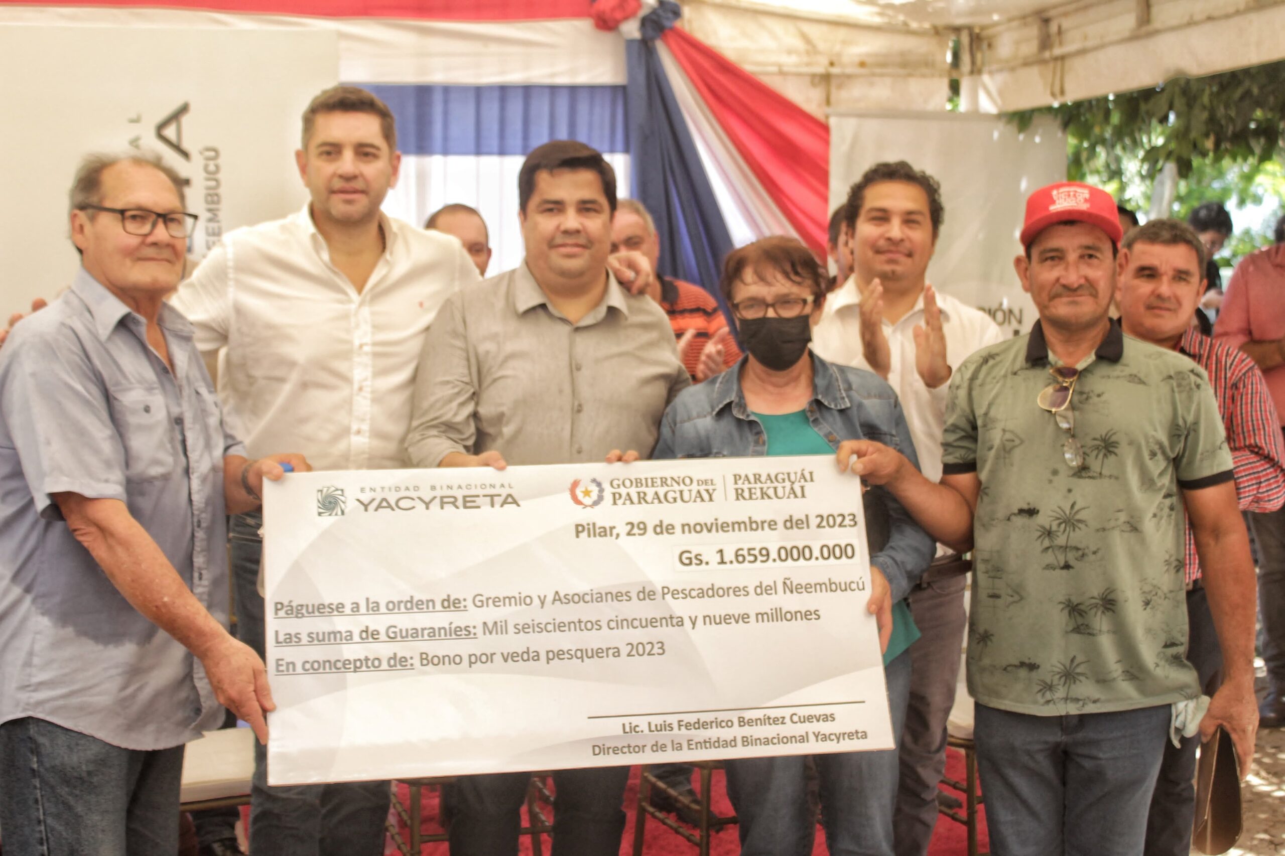 EBY distribuye subsidios a pescadores de Ñeembucú