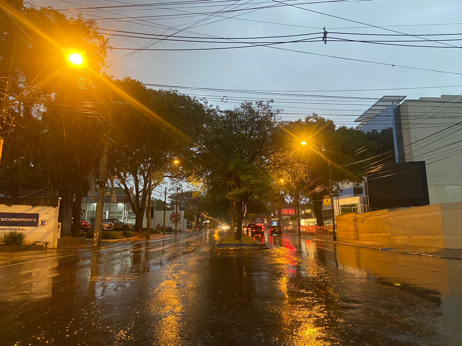 Día cálido con tormentas eléctricas