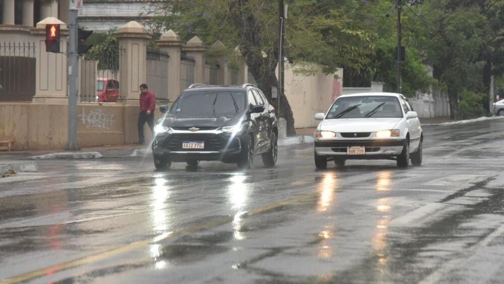 Persisten lluvias con clima cálido