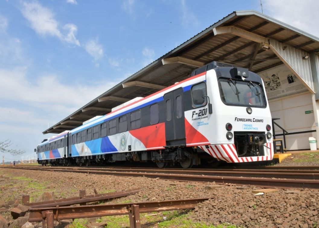 Peña promulgó la ley para tren de cercanías
