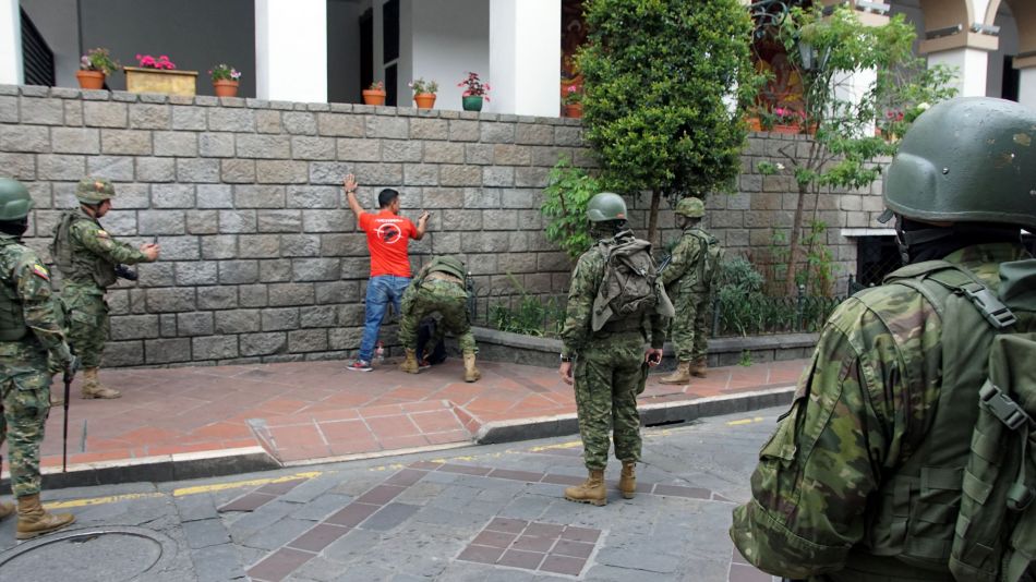 Liberan a 170 funcionarios en Ecuador