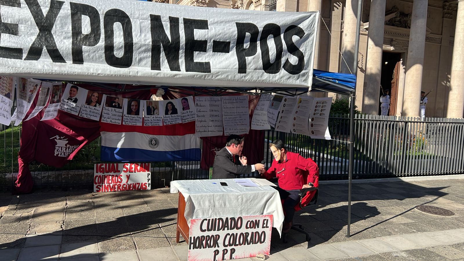 Expo Ne-Pos: manifestantes protestan parodiando a “nepobabies”