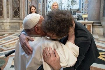 El abrazo del Papa Francisco y Javier Milei