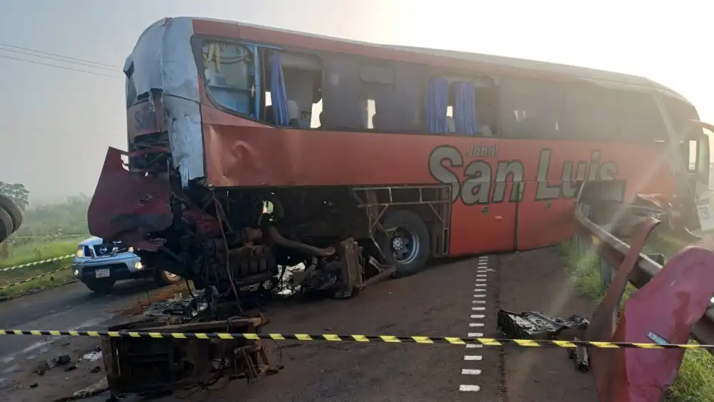 Accidente fatal: Tres fallecidos tras un choque entre bus y tractocamión