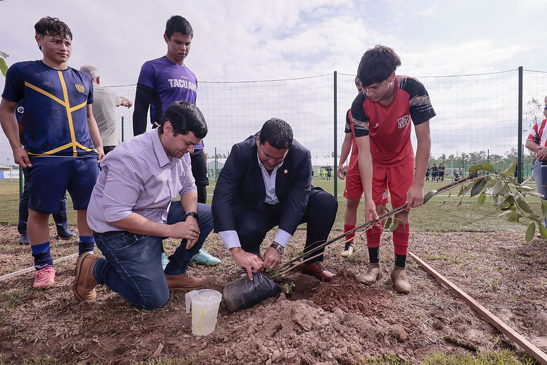 APF y A Todo Pulmón plantan árboles en el semillero de fútbol paraguayo