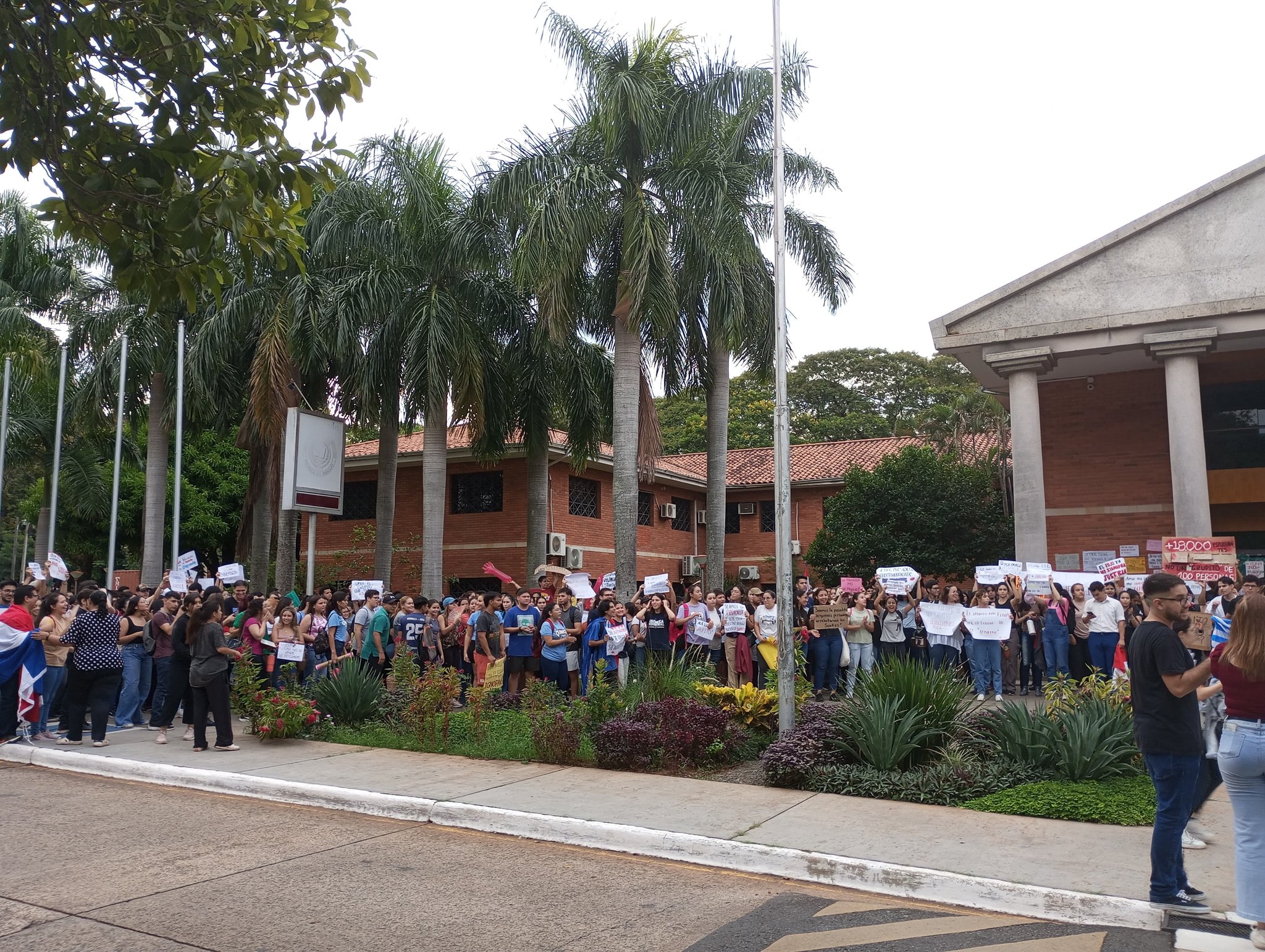 Al grito de “Bachi sos la dictadura” reaccionaron los estudiantes