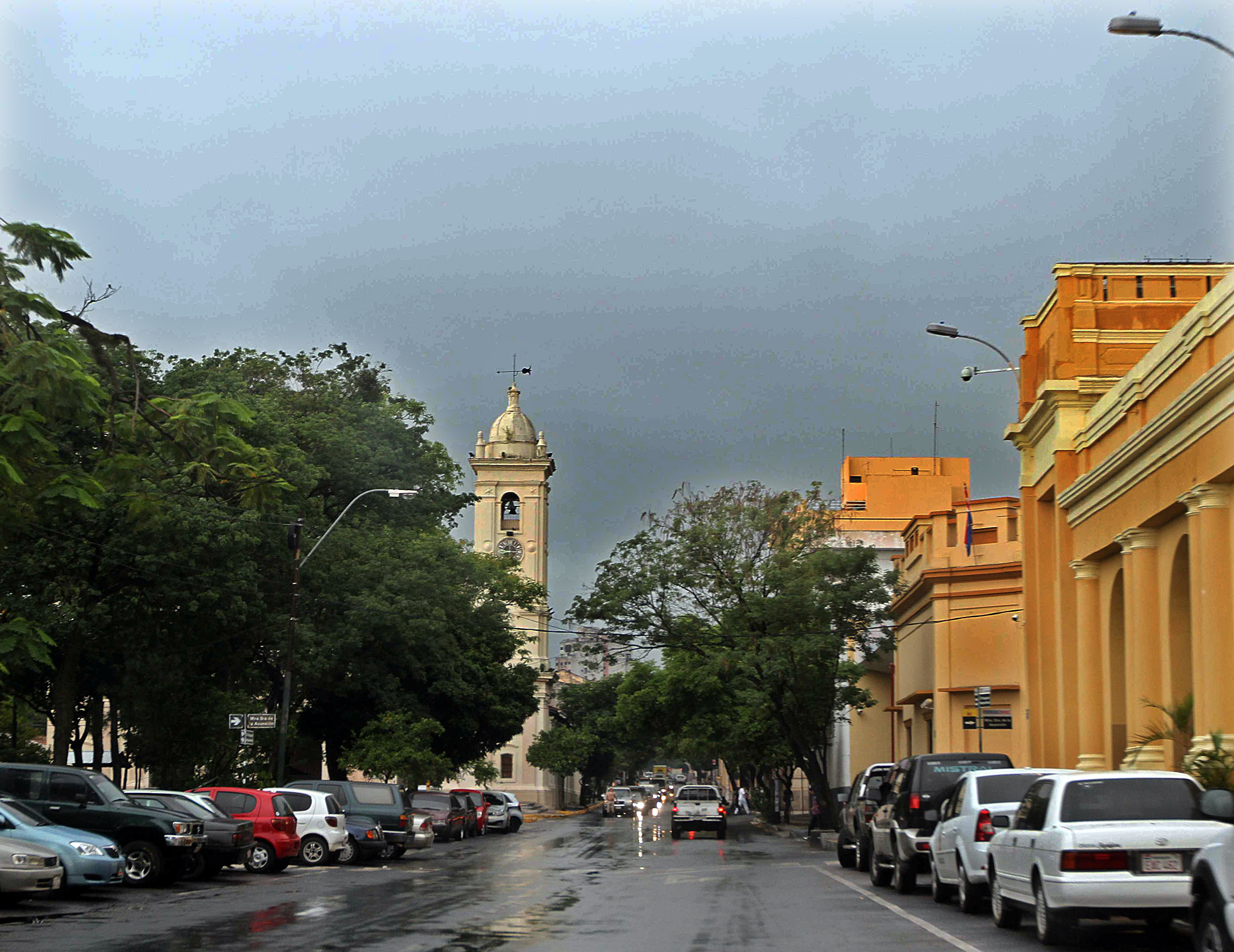 Jueves con lluvias y leve descenso de temperatura