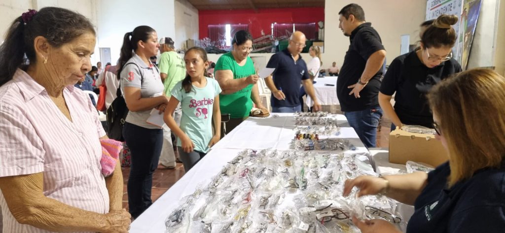 Otorgan atención oftalmológica en Villa Oliva