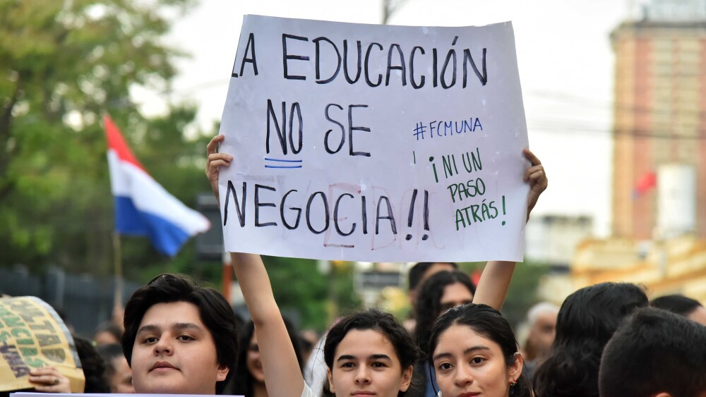 Alumnos continúan con paro