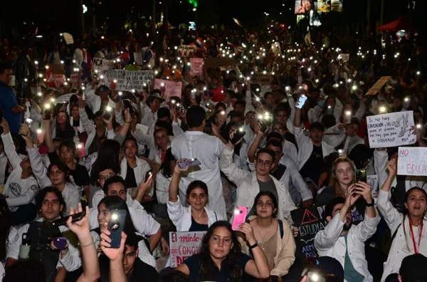 Autoridades se reúnen con estudiantes de la UNA