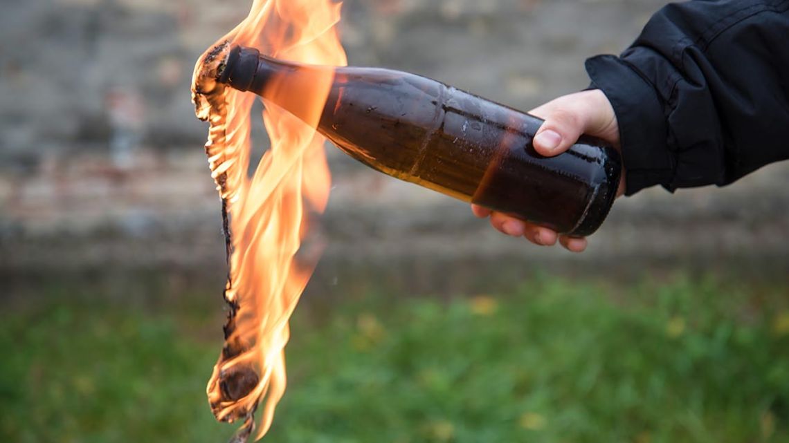 Arrojan bomba molotov en Playa de autos