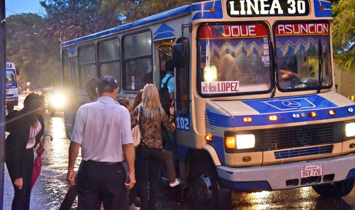 Viceministro asegura que paro de buses es un “error”