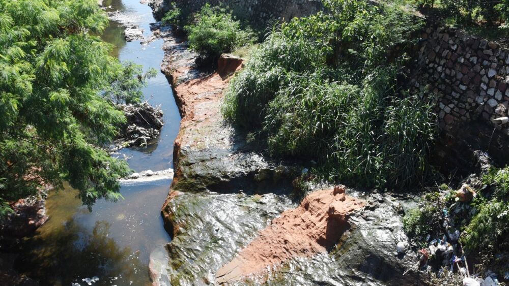 Bomberos rescatan herido a presunto asaltante