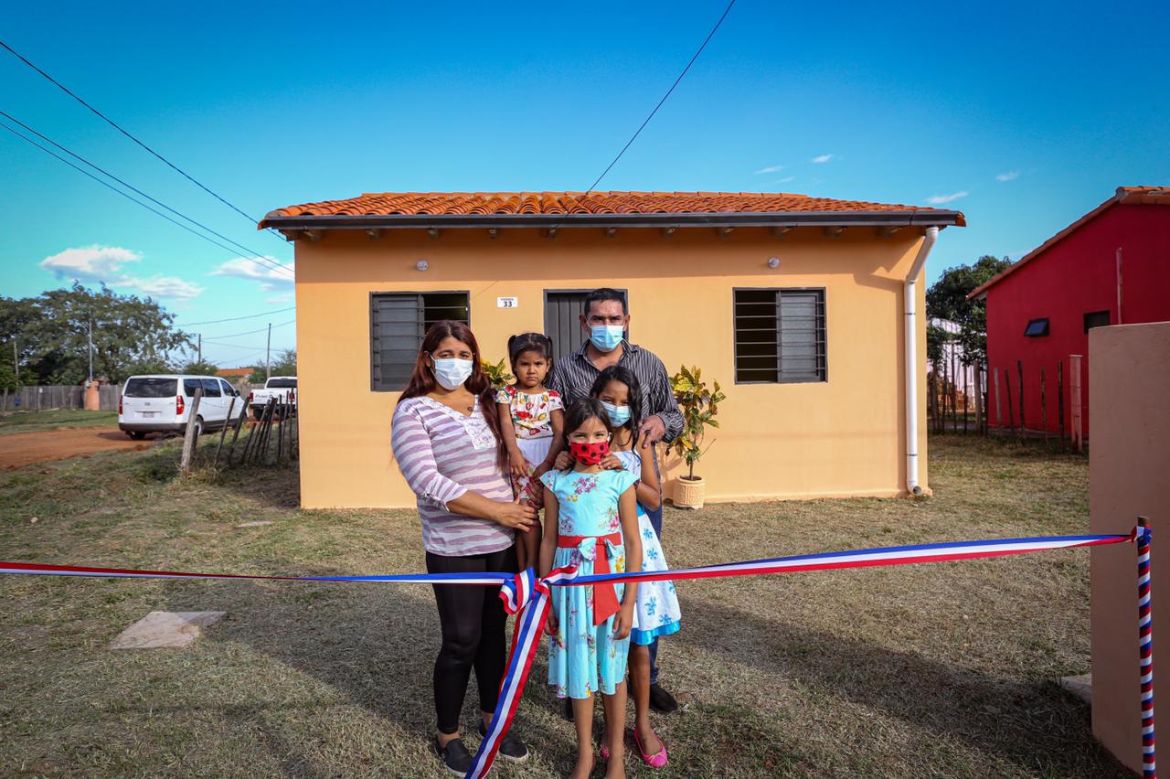 Inauguran las primeras 100 viviendas de 14.300 en construcción