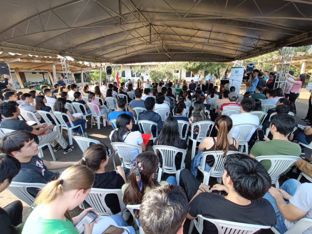 EBY entregó becas “Gobierno del Paraguay” en Caazapá e Itapúa