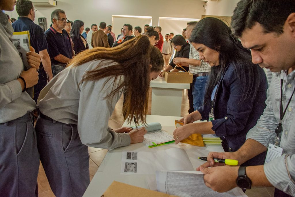 Yacyretá entregó becas “Gobierno del Paraguay” en Misiones y Ñeembucú