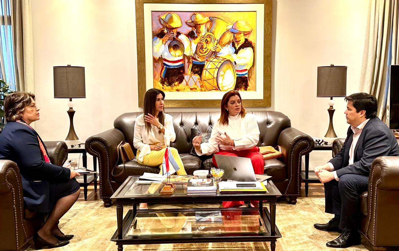 Ministra pidió apoyo de la EBY para combatir la violencia