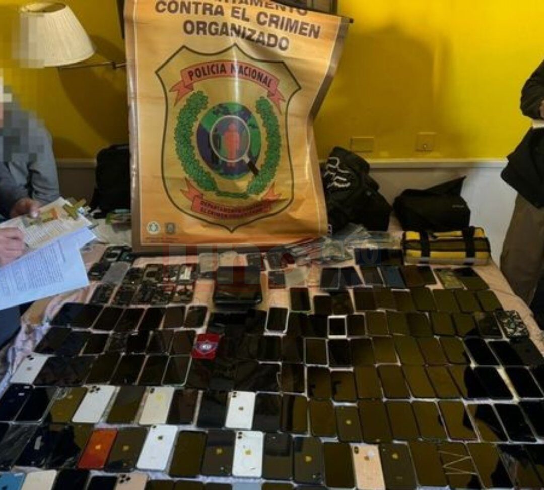 Detienen a una persona con 100 celulares