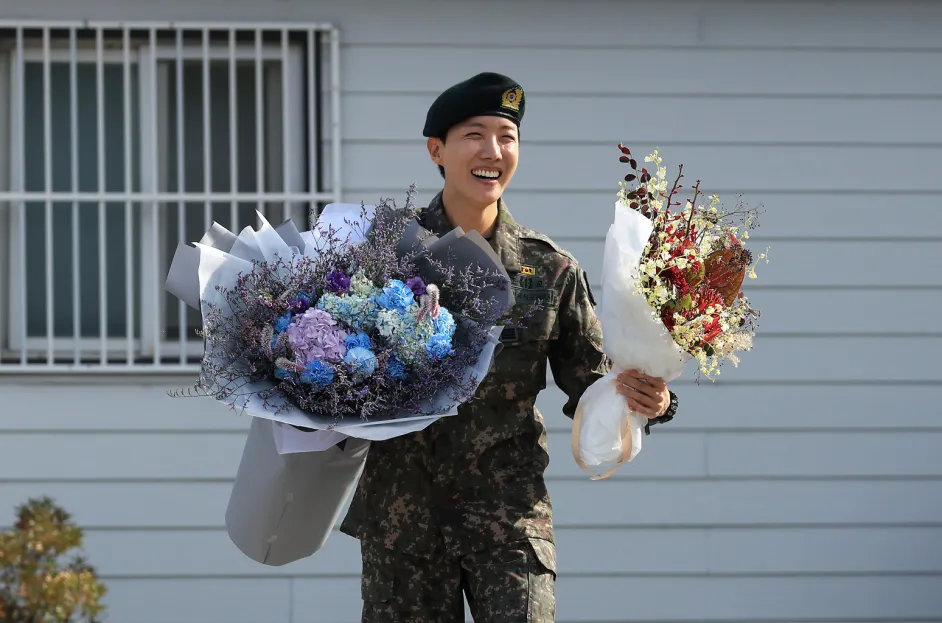 Integrante de BTS terminó el servicio militar en Corea del Sur