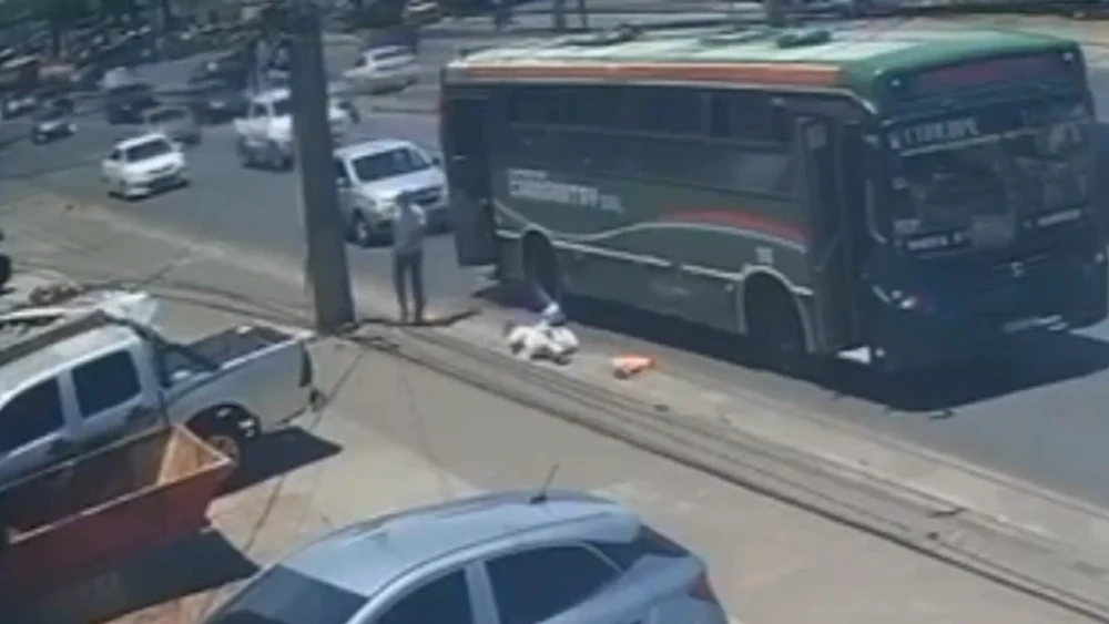 Mujer fallece tras caer del colectivo