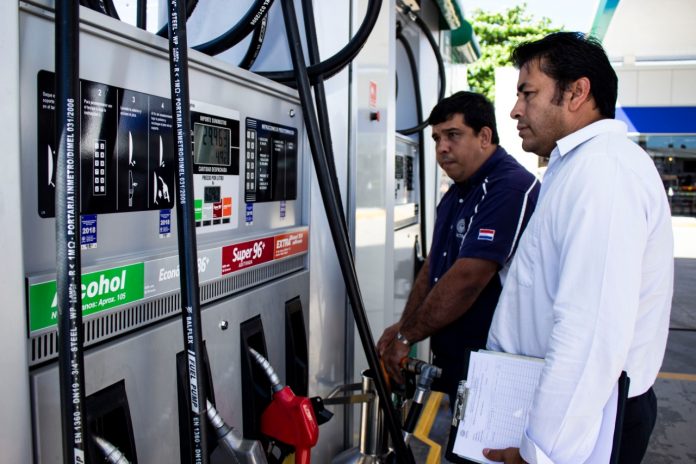 Inician controles sobre la mezcla de combustibles en estaciones de servicio