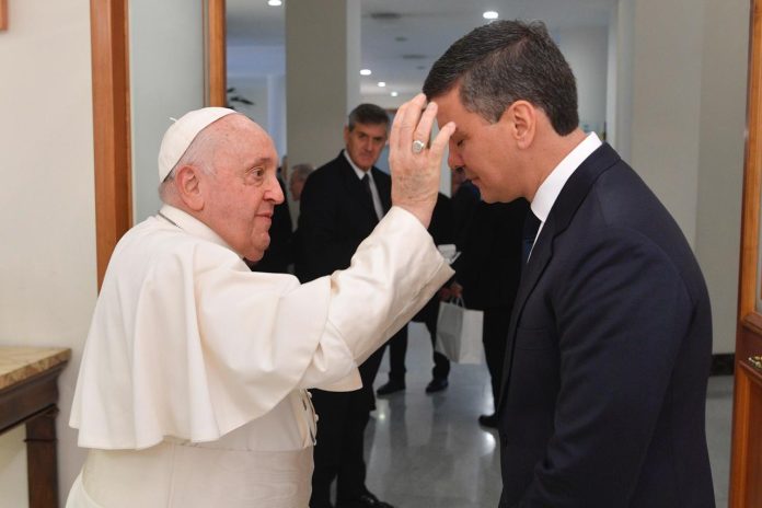 Santiago Peña despide al papa Francisco
